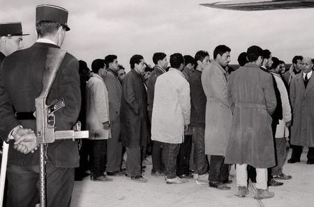 794874_guerre-d-algerie-manifestants-expulsion