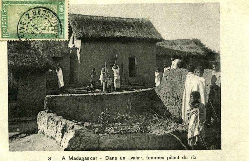 femmes pilant du riz