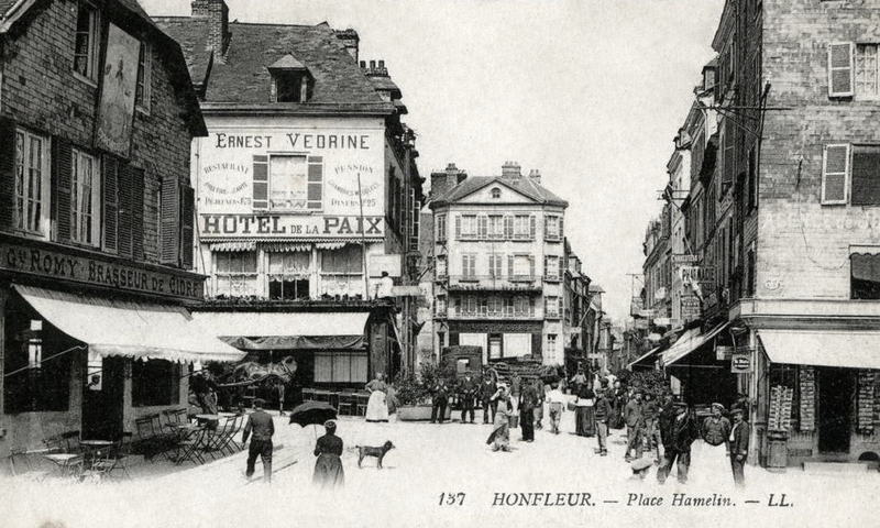 Honfleur,_place_Hamelin,_cpa
