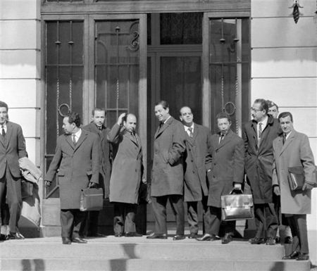 sur-le-parvis-de-l-hotel-du-parc-ou-se-sont-signes-les-accords-d-evian-les-membres-des-delegations