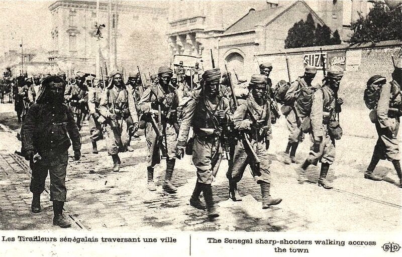 Sénégalais traversant une ville