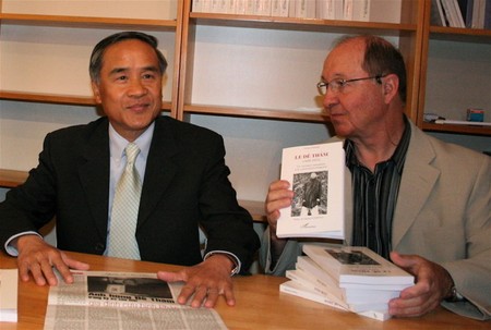 Claude_Gendre_et_ambassadeur_pile_livres