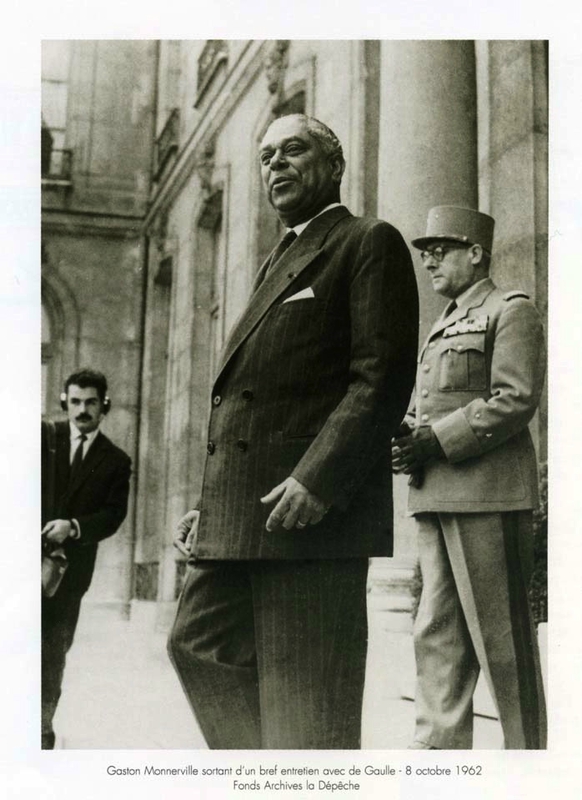 Monnerville sortant de chez de Gaulle en 1962