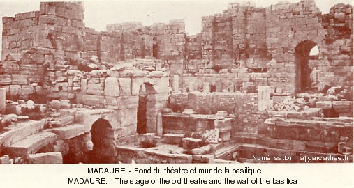 MADAURE. - Fond du th�atre et mur de la basilique.