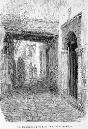 Nous franch�mes la porte basse d'une maison mauresque.