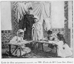 �cole de filles uniquement ouvroir, en 1900. (�cole de Mme Luce Ben A ben.)