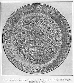 Plat en cuivre jaune grav� et incrust� de cuivre rouge et d'argent. (�cole de Sa�da.)