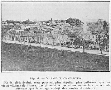 Fig. 4. - VILLAGE DE COLONISATION Kol�a, d�j� �volu�, reste pourtant plus r�gulier, plus uniforme, que nos vieux villages de France. Les dimensions des arbres en bordure de la route attestent que le village a d�j� des ann�es d'existence.