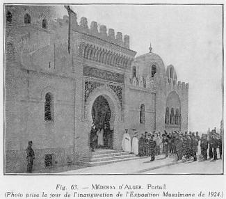Fig. 63. - M�DERSA D'ALGER. Portail (Photo prise le jour de l'inauguration de l'Exposition Musulmane de 1924.)