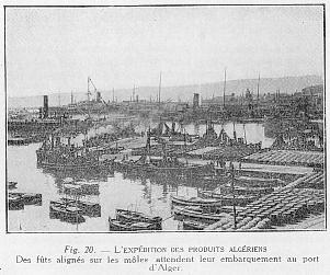 Fig. 20. - L'EXP�DITION DES PRODUITS ALG�RIENS Des f�ts align�s sur les m�les attendent leur embarquement au port d'Alger.