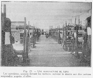 Fig. 23. - UNE MANUFACTURE DE TAPIS - Les ouvri�res, assises devant les m�tiers, suivent le dessin sur des cartons suspendus aupr�s d'elles.