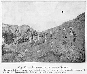 Fig. 30. - L'ABATAGE DU CHARBON A KENADSA L'exploitation, dans ses d�buts, a eu lieu � ciel ouvert, comme le montre la photographie. Elle est actuellement souterraine.