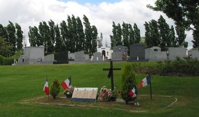 Sur l'ancien emplacement de la st&egrave;le, au cimeti&egrave;re St-Laurent, demeurent deux arbustes, quatre drapeaux, une croix avec un bout de tissu noir, des fleurs en plastique et un tableau effac&eacute;.