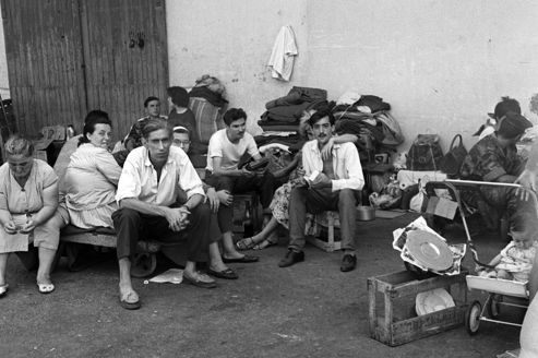 Photo dat&eacute;e du 7 juillet 1962 d'Europ&eacute;ens &laquo;pieds-noirs&raquo; r&eacute;fugi&eacute;s dans le port d'Oran en attente d'embarquer pour la France alors que l'Alg&eacute;rie a proclam&eacute; son ind&eacute;pendance depuis le r&eacute;f&eacute;rendum d'autod&eacute;termination du 1er juillet 1962.