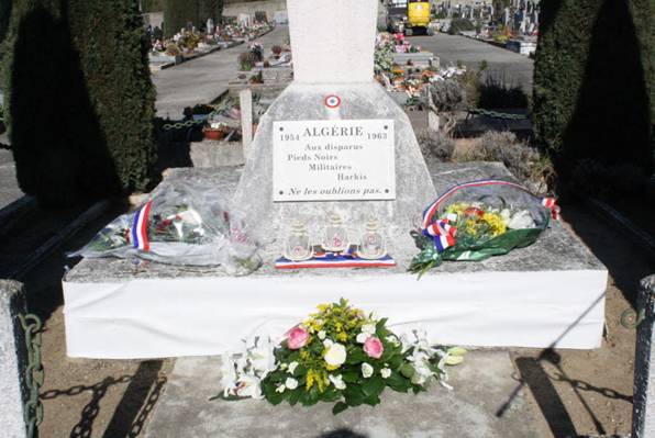 les inscriptions ont &eacute;t&eacute; minutieusement masqu&eacute;es par les services municipaux juste avec la c&eacute;r&eacute;monie.