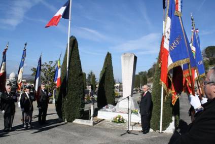 les inscriptions ont &eacute;t&eacute; minutieusement masqu&eacute;es par les services municipaux juste avec la c&eacute;r&eacute;monie.
