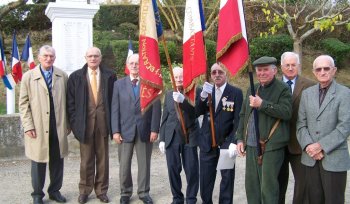 Manuel Ferreira, dipl&ocirc;me en main, est porte-drapeau depuis 33 ans. Photo DDM, A.-N. C.