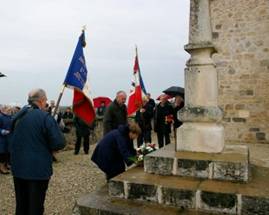 D&eacute;p&ocirc;t de gerbe par Nadine Chaubard, maire de Sembas.