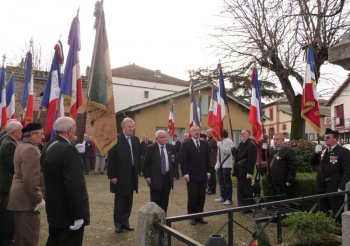 Encadr&eacute;s par les porte-drapeaux, Andr&eacute; Laur, Lucien Esposito et le colonel Cochepin ont d&eacute;pos&eacute; la gerbe au monument aux morts.Photo DDM,