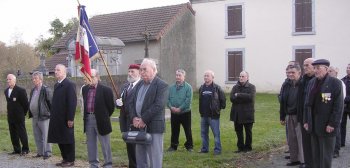 Pendant la c&eacute;r&eacute;monie au monument aux morts.