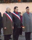 Les &eacute;lus ont d&eacute;pos&eacute; des gerbes de fleurs lors de la comm&eacute;moration / Photo A. Comte