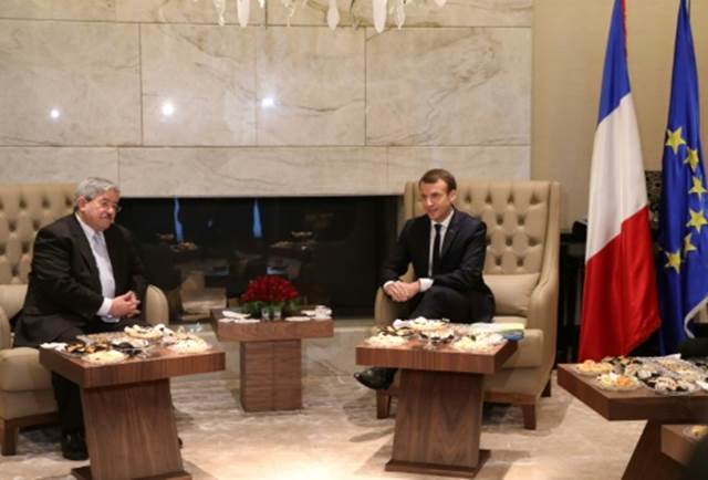 Le prsident franais Emmanuel Macron (D) rencontre le Premier ministre algrien Ahmed Ouyahia  Zeralda, en banlieue d'Alger, le 6 dcembre 2017.  ludovic MARIN POOL/AFP
