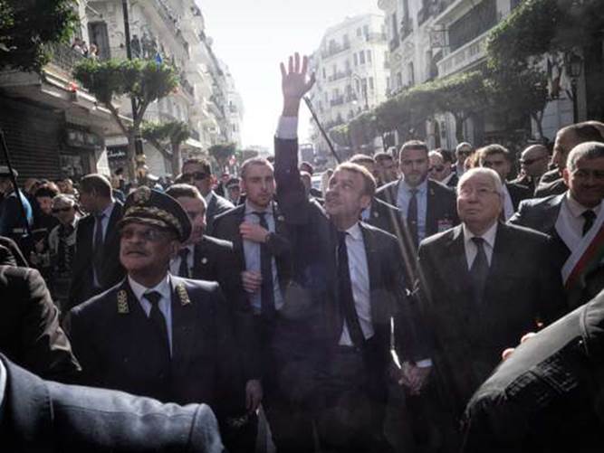 Le prsident de la Rpublique dans une rue d'Alger, le 6 dcembre, lors de sa premire visite en Algrie en tant que chef d'Etat.