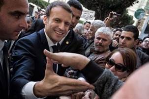 Bain de foule du prsident franais  Alger