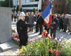 Une gerbe a &eacute;t&eacute; d&eacute;pos&eacute;e au pied du monument rendant hommage &agrave; la communaut&eacute; harki.
