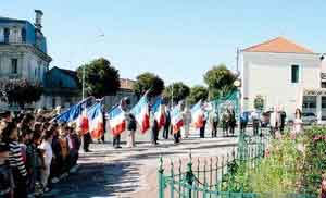 Les enfants de l'&eacute;cole Paul-Bert ont assist&eacute; &agrave; la c&eacute;r&eacute;monie d'hommage aux harkis. (photo b. D.)