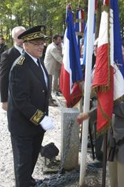 M. Troncy, sous pr&eacute;fet, saluant les porte-drapeaux. Photo DDM,