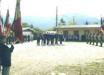 Personnalit&eacute;s civiles et militaires r&eacute;unies pour rendre hommage au combat des harkis. Photo DDM.