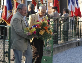 La gerbe d&eacute;pos&eacute;e au nom des Harkis. Photo DDM, R.C.