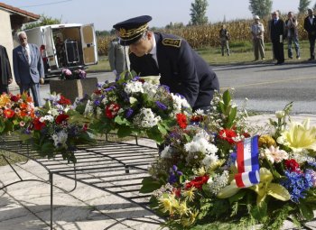 Le d&eacute;p&ocirc;t de gerbe de Lionel Beffre. Le d&eacute;p&ocirc;t de gerbe de Lionel Beffre.</font><br>
            
            Dans le cadre de la journ&eacute;e  d'hommage national aux harkis et aux forces suppl&eacute;tives qui ont combattu aux  c&ocirc;t&eacute;s de l'arm&eacute;e fran&ccedil;aise lors de la guerre d'Alg&eacute;rie, le pr&eacute;fet Lionel Beffre  pr&eacute;sidait, vendredi matin, la c&eacute;r&eacute;monie devant la st&egrave;le implant&eacute;e &agrave; l'entr&eacute;e  des cit&eacute;s Astor et Paloumet. En pr&eacute;sence d'anciens combattants harkis, de  personnalit&eacute;s civiles et militaires, d'un d&eacute;tachement du 48e r&eacute;giment de  transmissions d'Agen et de d&eacute;l&eacute;gations d'anciens combattants de toutes les  guerres, le pr&eacute;fet donna lecture du message du secr&eacute;taire d'Etat aux anciens  combattants. Un message qui rendait honneur &agrave; &laquo;ces hommes qui ont v&eacute;cu un  v&eacute;ritable drame et dont l'histoire fait partie int&eacute;grante de l'Histoire de  notre pays. Le leur.&raquo; Suivirent des d&eacute;p&ocirc;ts de gerbes des diff&eacute;rentes autorit&eacute;s  et des repr&eacute;sentants des associations de harkis.</p>
            <hr>
          <p><strong><font size=
