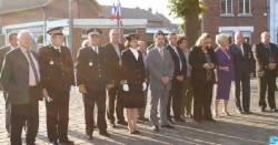  La sous-pr&eacute;f&egrave;te et les autres personnalit&eacute;s ont observ&eacute; une minute de recueillement puis &eacute;cout&eacute; la diffusion de la &laquo;Marseillaise&raquo;.