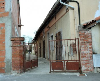 Une quinzaine de locataires vont devoir passer l'hiver dans ces b&acirc;timents d&eacute;labr&eacute;s faute d'&ecirc;tre relog&eacute;s. Photo DDM, M. Labonne.