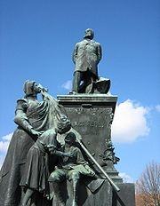 180px-Saint-Di%C3%A9-des-Vosges-Statue_de_Jules_Ferry.jpg