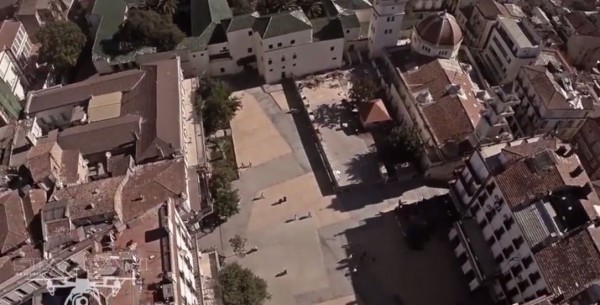Un drone au  dessus de la place d'Armes