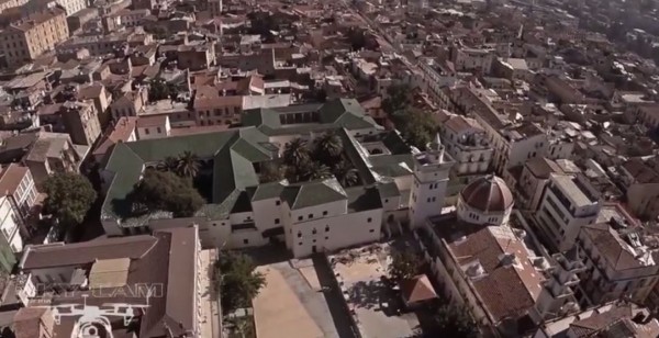 Un drone au  dessus du Palais du Bey