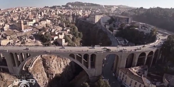 Un drone au  dessus du pont Sidi Rached
