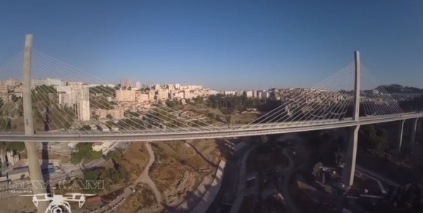 Un drone voit le nouveau pont et la ville 1