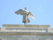 statue_ailee.jpg (56474 octets)