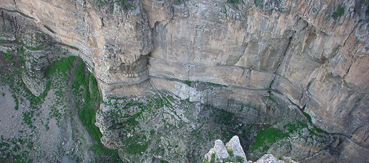 Le chemin des touristes reste gravé dans la pierre
