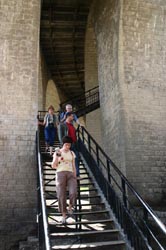 Descente sous le pont vers le mausole Sidi Rached