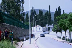 Arrive sur le cimetire chrtien. A gauche le mur du cimetire musulman