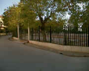 square a cote de l'ecole.jpg (40521 octets)