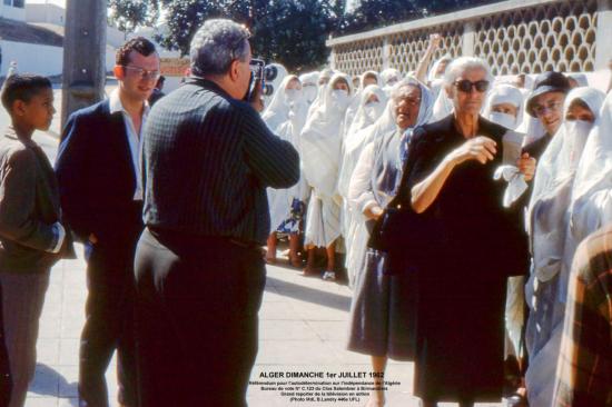 062-7-alger-bureau-de-vote-n-c-123-birmandreis-1er-juil-1962-la-tv-au-clos-salembier-88-10x15txt.jpg