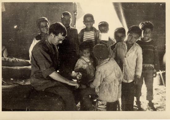 l-infirmier-avec-les-enfants-du-village.jpg