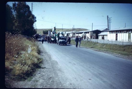 un-defile-de-la-population-apres-le-19-mars-1962.jpg