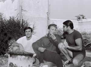   Vincent AVELLANEDA 
Lazlo VARGA
Roland Taltavull
devant un barbecue